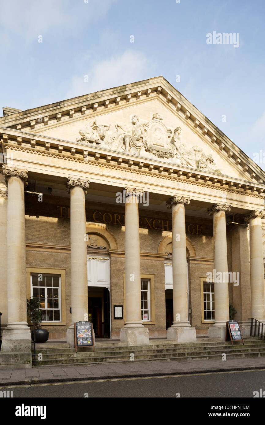 Portikus-Eingang an der Getreidebörse Bury St Edmunds renoviert von und den Handel als Gasthaus Pub. Ungespitzten Stockfoto