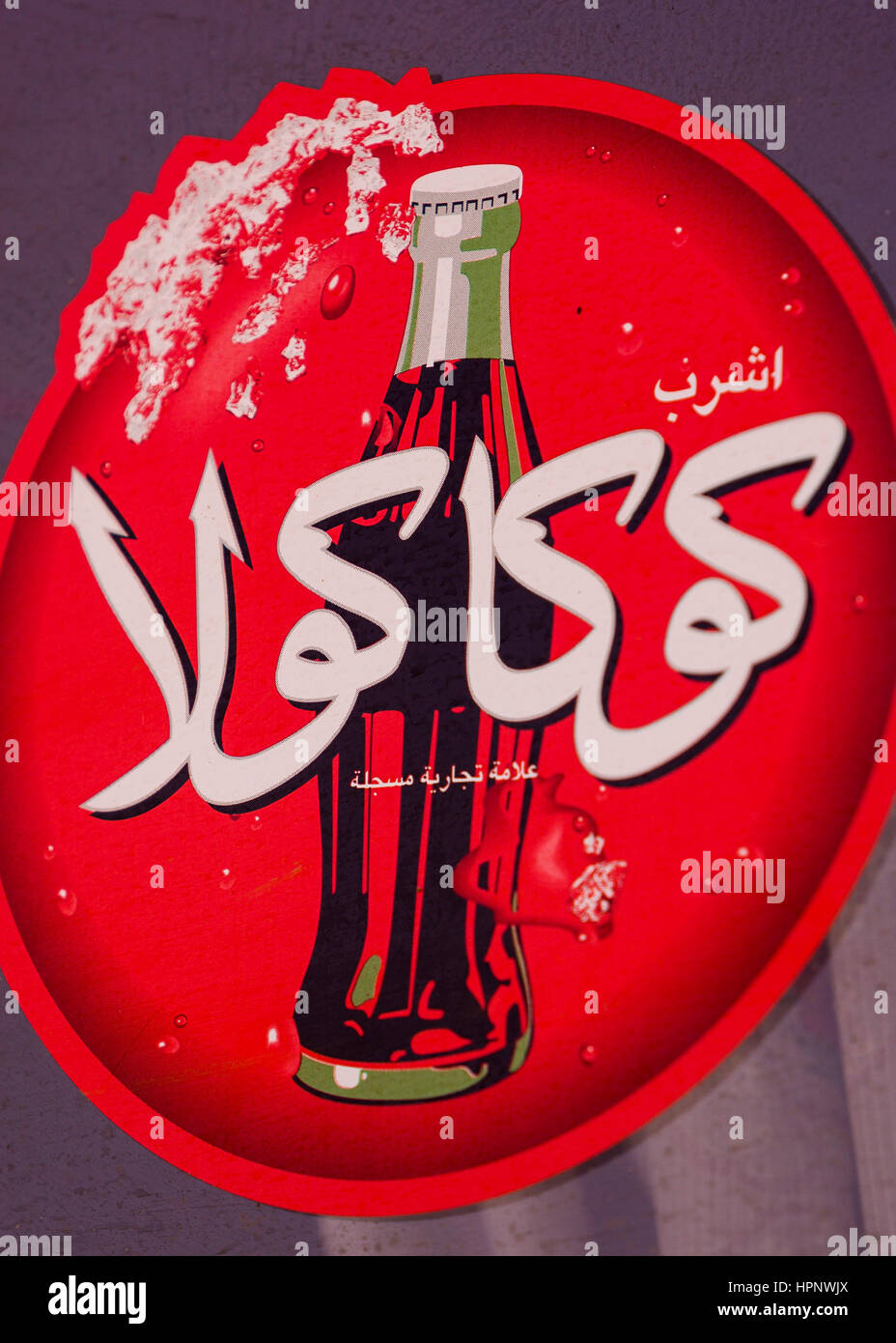 AL AIN, Vereinigte Arabische Emirate - rot Coca-cola Schild in Arabisch, zeigt Flasche Cola. Stockfoto
