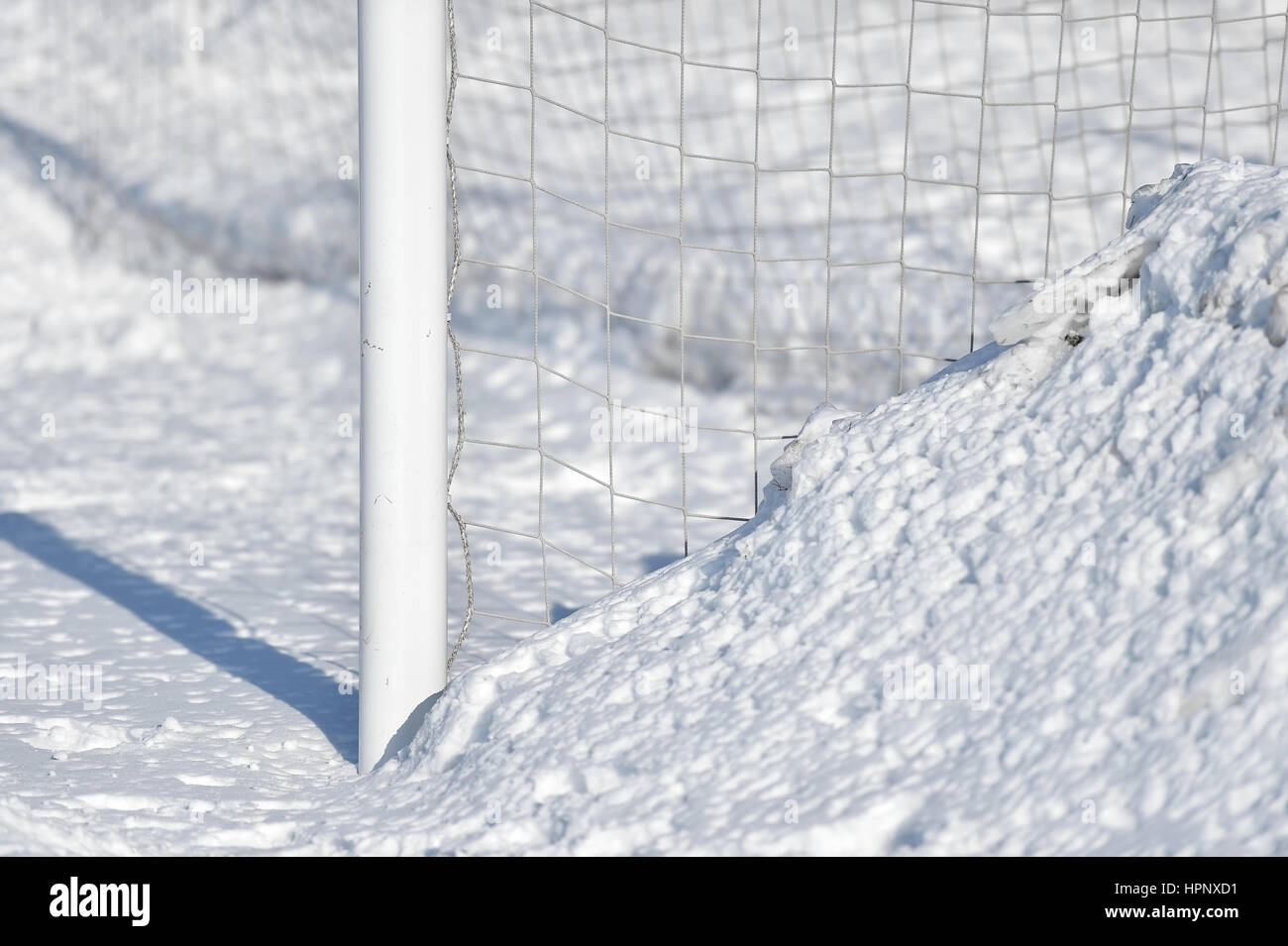 Detail mit einem Fußball-Torpfosten mit Schnee bedeckt Stockfoto