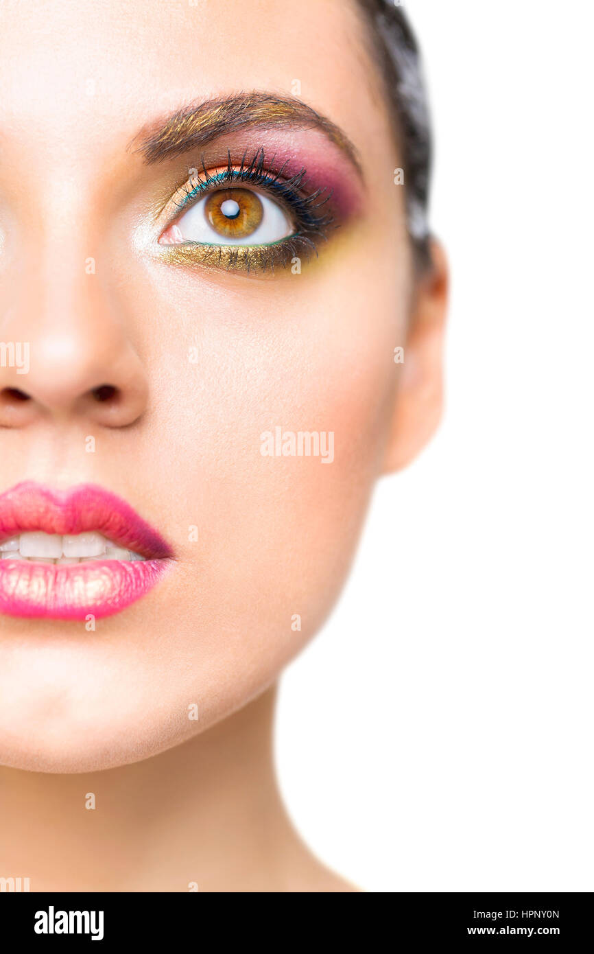 Porträt von einem schönen jungen Brünette Modell mit hellen Make up hautnah. Hautnah auf der abstrakten multicolor machen. Make-up-Pigment-Pulver-explosion Stockfoto
