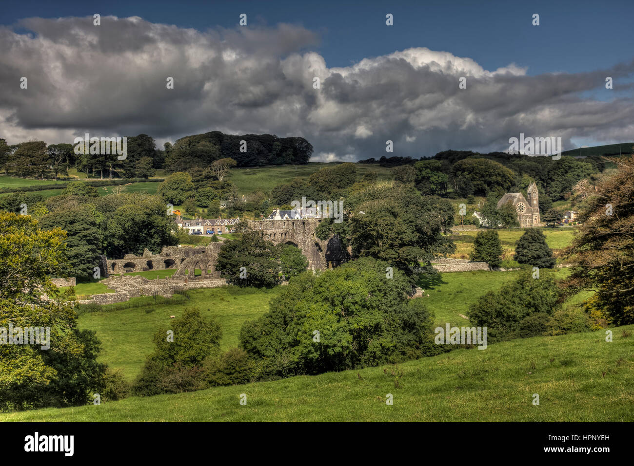 Blick hinunter auf Dundrennan Abbey und Kirche, in der Nähe von Kirkcudbright, Dumfries and Galloway, Schottland, UK. Stockfoto