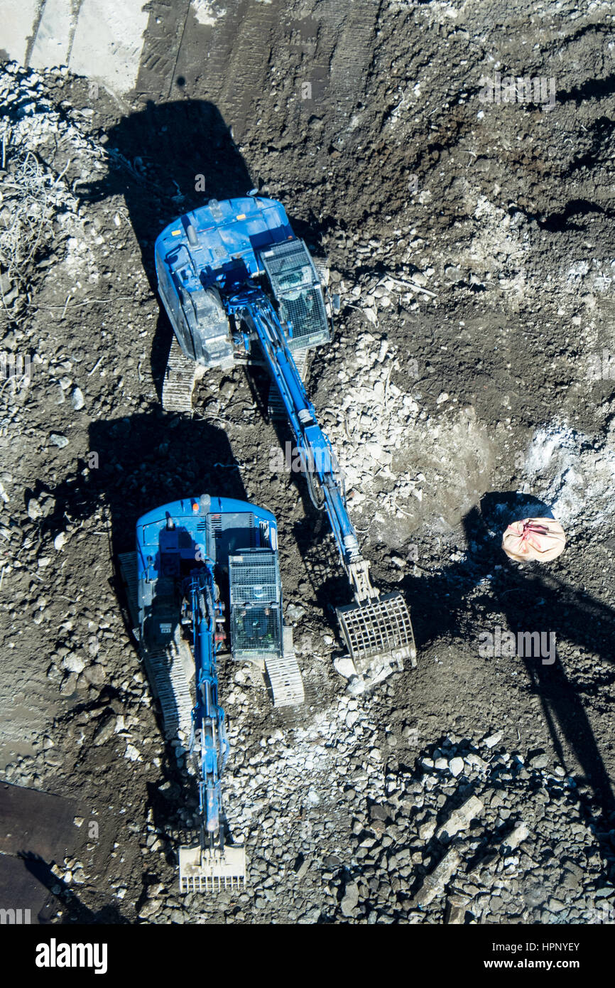 Mechanische Schaufeln im Einsatz auf einer Baustelle in Tokio, japan. Stockfoto