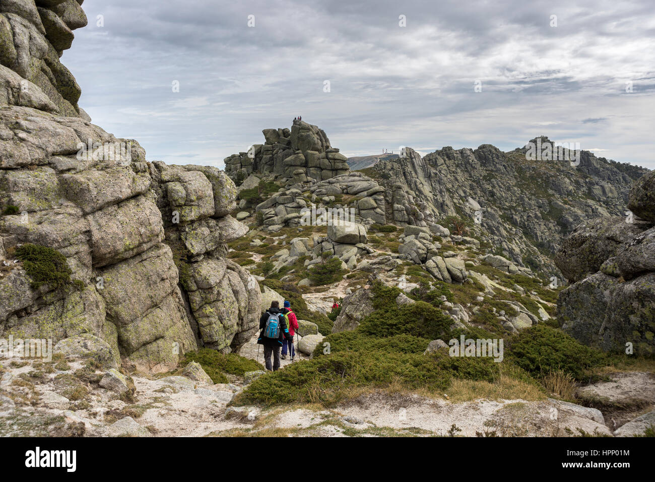 Wanderer im Siete Picos (sieben Peaks) Bereich, in Madrid, Spanien, am 24. Oktober 2015. Es ist eines der Bergketten besser k Stockfoto