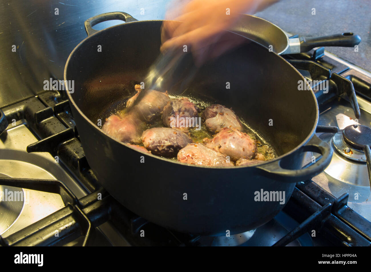 Stücke vom Kalb in einer großen Pfanne braten Stockfoto