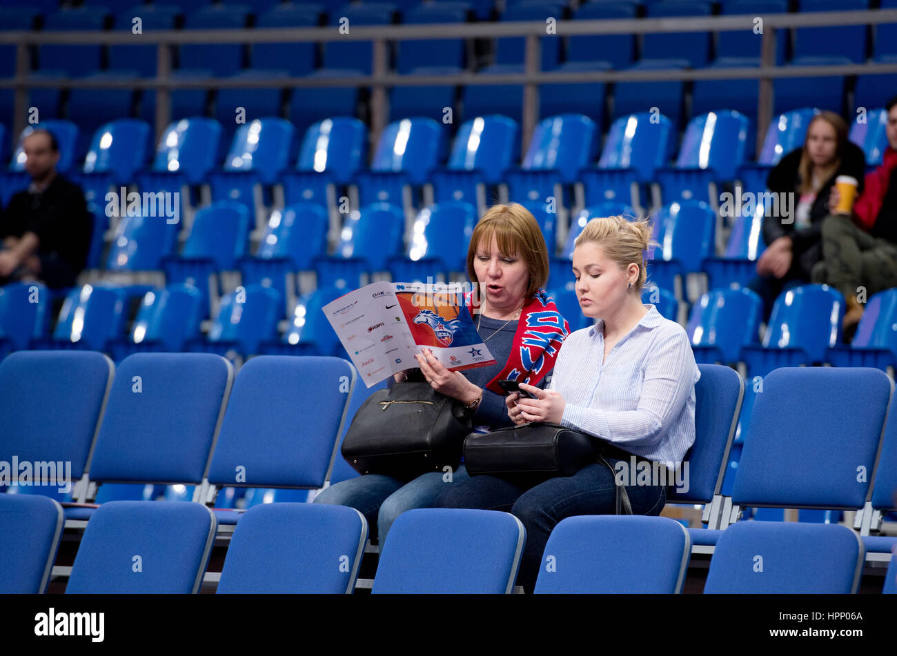 Moskau, Russland - 27. Januar 2017: Zuschauer auf Sport Arena Megasport Tribüne kurz vor Basketball Spiel ZSKA Vs Anadolu Efes bei regulären Meisterschaft der Euroleague am 27. Januar 2017, in Moskau, Russland. CSKA gewann 80:77 Stockfoto