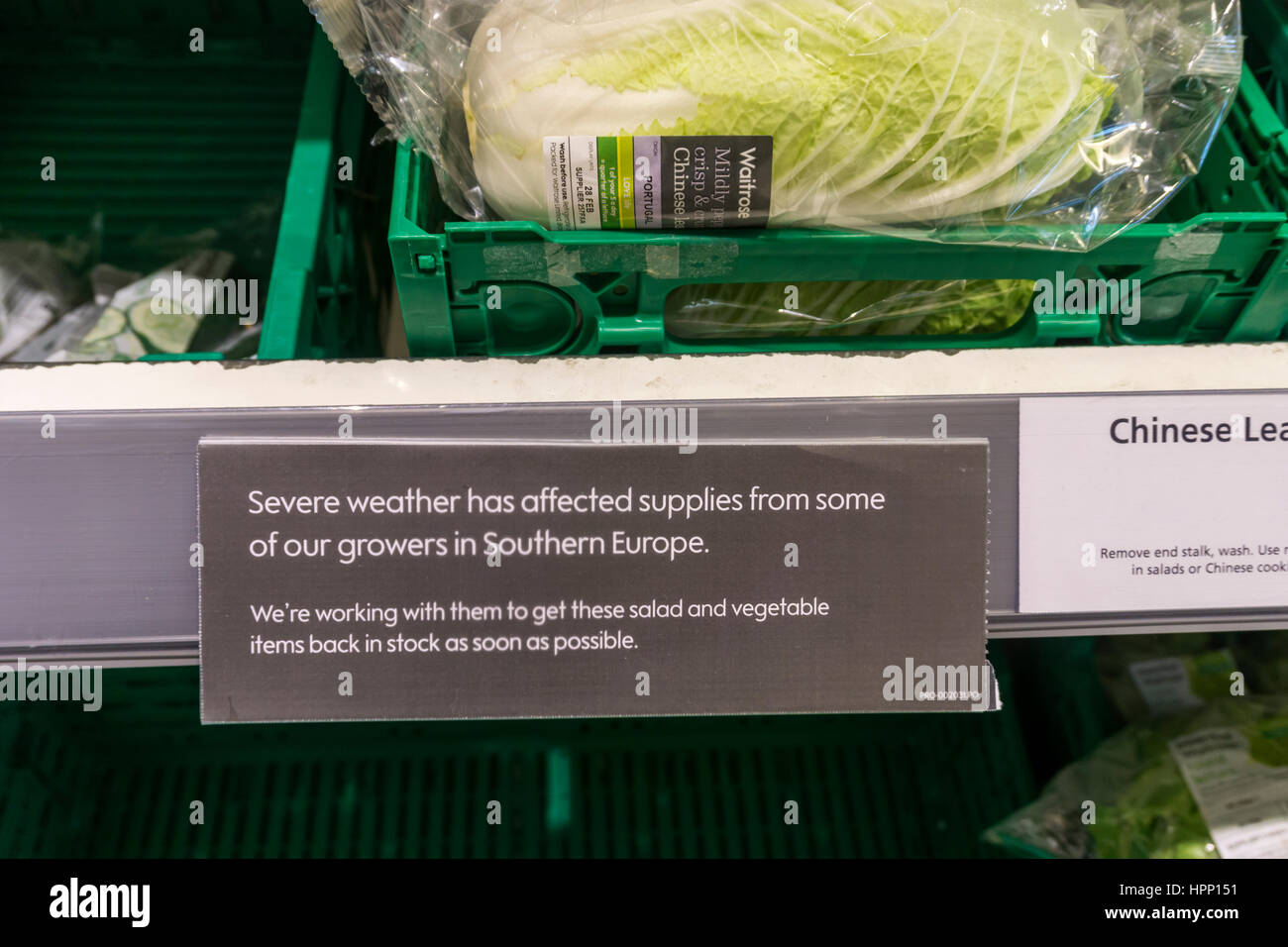 Schild in Waitrose-Supermarkt sagt, dass pflanzliche Vorräte durch Unwetter in Südeuropa betroffen sind. Stockfoto