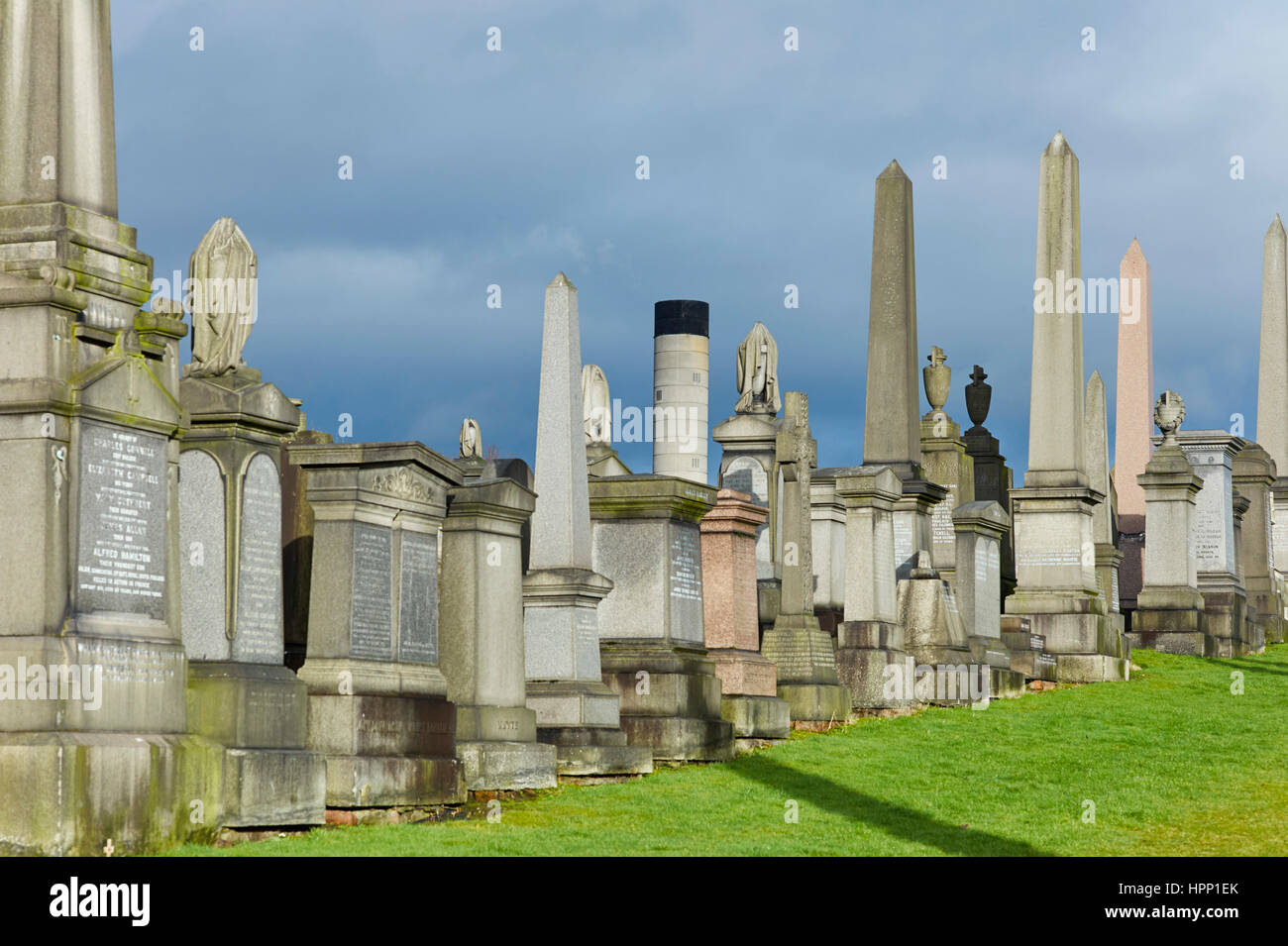 Denkmäler in Glasgow Nekropolis mit Verbrennungskamine Stockfoto