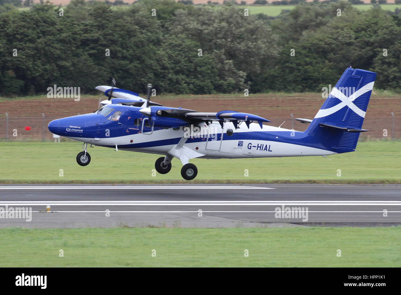 G-HIAL, eine de Havilland DHC-6-400 Twin Otter in Kanada (Viking Air) von Loganair im Auftrag der schottischen Regierung am Flughafen Prestwick betrieben. Stockfoto