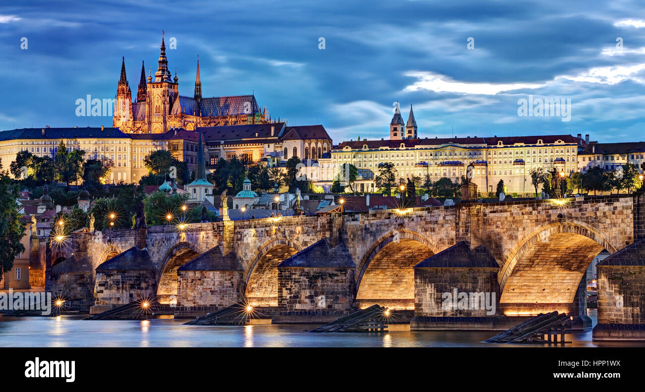 Eine Nacht Zeit Blick auf die Karlsbrücke über die Moldau in Prag, Tschechien. Prager Burg und St. Vitus Cathedral sind im Hintergrund. Stockfoto