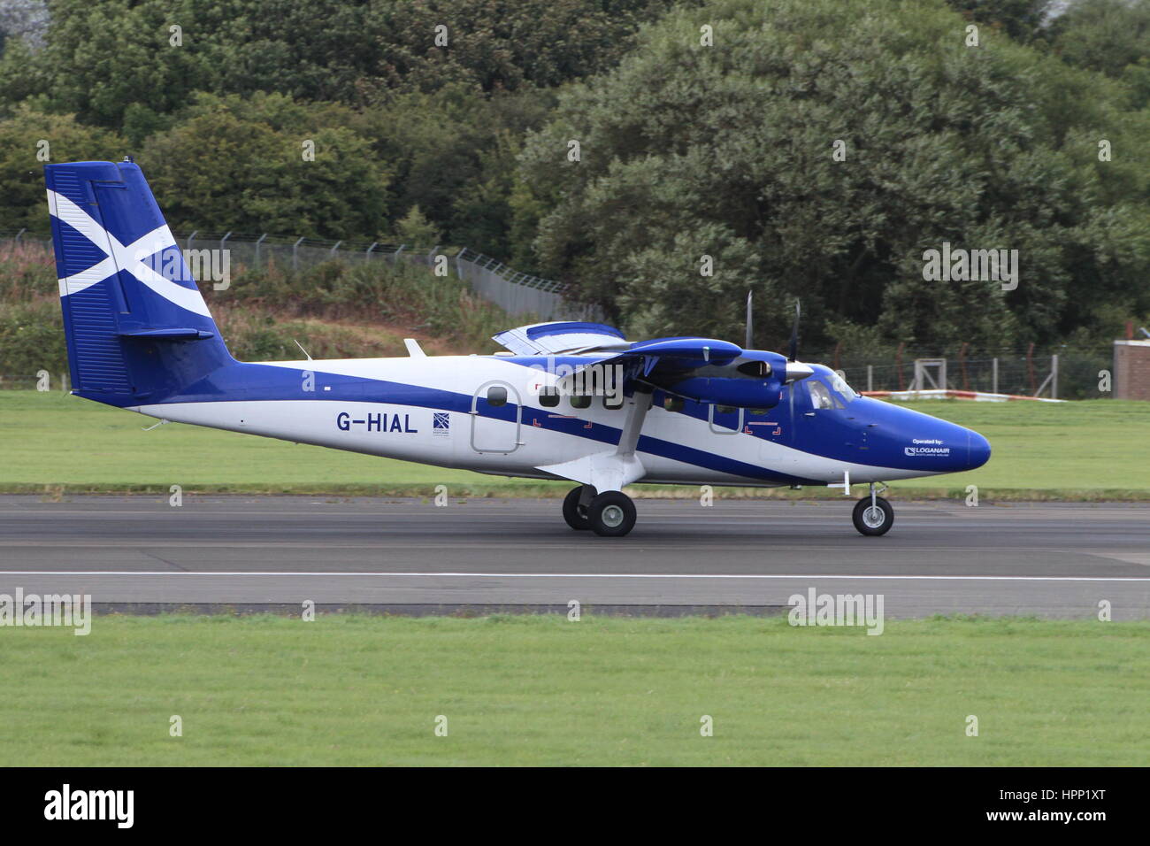G-HIAL, eine de Havilland DHC-6-400 Twin Otter in Kanada (Viking Air) von Loganair im Auftrag der schottischen Regierung am Flughafen Prestwick betrieben. Stockfoto G-HIAL, eine de Havilland DHC-6-400 Twin Otter in Kanada (Viking Air) von Loganair im Auftrag der schottischen Regierung am Flughafen Prestwick betrieben. Stockfoto