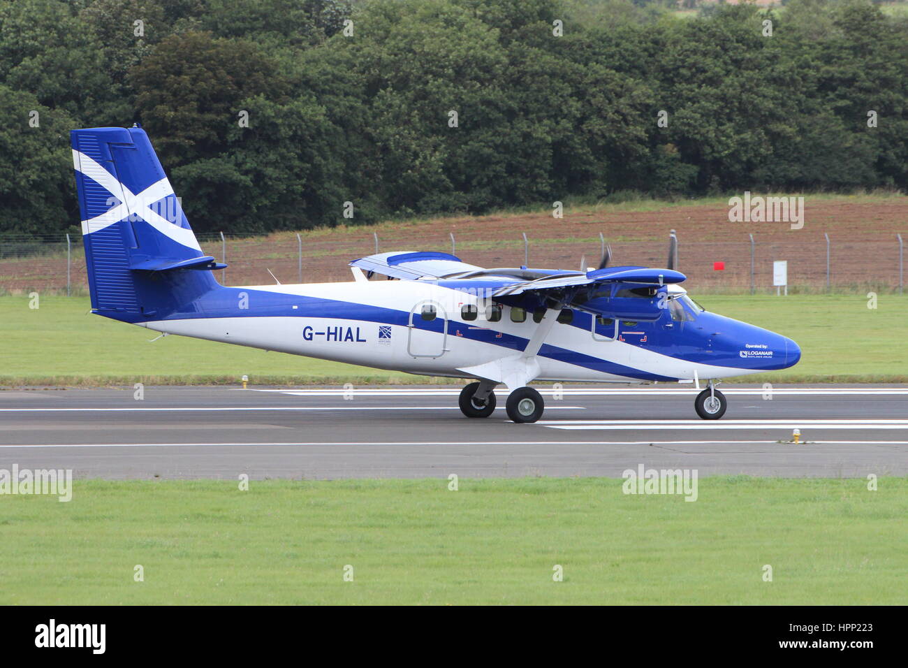 G-HIAL, eine de Havilland DHC-6-400 Twin Otter in Kanada (Viking Air) von Loganair im Auftrag der schottischen Regierung am Flughafen Prestwick betrieben. Stockfoto