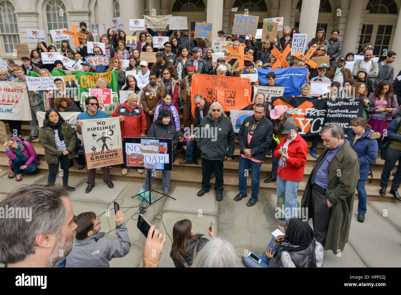 New York, Vereinigte Staaten von Amerika. 23. Februar 2017. Demonstranten halten Zeichen beim Rallye-Sport auf den Stufen des Rathauses. Aktivisten vertreten und in Solidarität mit der Native American Community sammelten sich auf den Stufen des Rathauses in New York City, verlangt, dass die Stadtverwaltung sofortiges Handeln, sich aller öffentlichen Investitionen über Finanzinstitute, die Unterstützung für Dakota Zugang Pipeline (DAPL) zu veräußern. Bildnachweis: Albin Lohr-Jones/Pacific Press/Alamy Live-Nachrichten Stockfoto