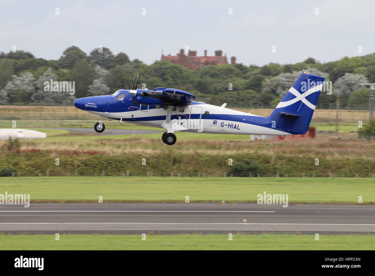 G-HIAL, eine de Havilland DHC-6-400 Twin Otter in Kanada (Viking Air) von Loganair im Auftrag der schottischen Regierung am Flughafen Prestwick betrieben. Stockfoto