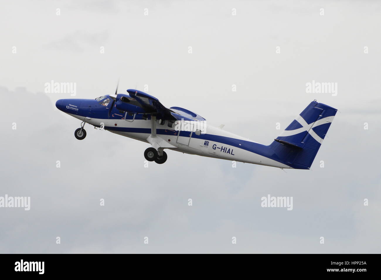 G-HIAL, eine de Havilland DHC-6-400 Twin Otter in Kanada (Viking Air) von Loganair im Auftrag der schottischen Regierung am Flughafen Prestwick betrieben. Stockfoto