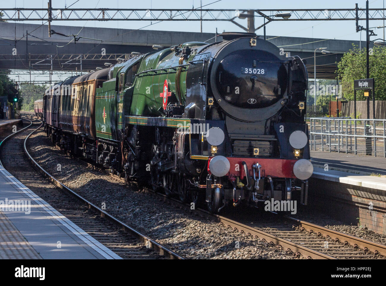 35028 Clan Line schleppen ein Sonderzug Enthusiasten Kings Langley Durchgangsbahnhof in Hertfordshire, Großbritannien Stockfoto