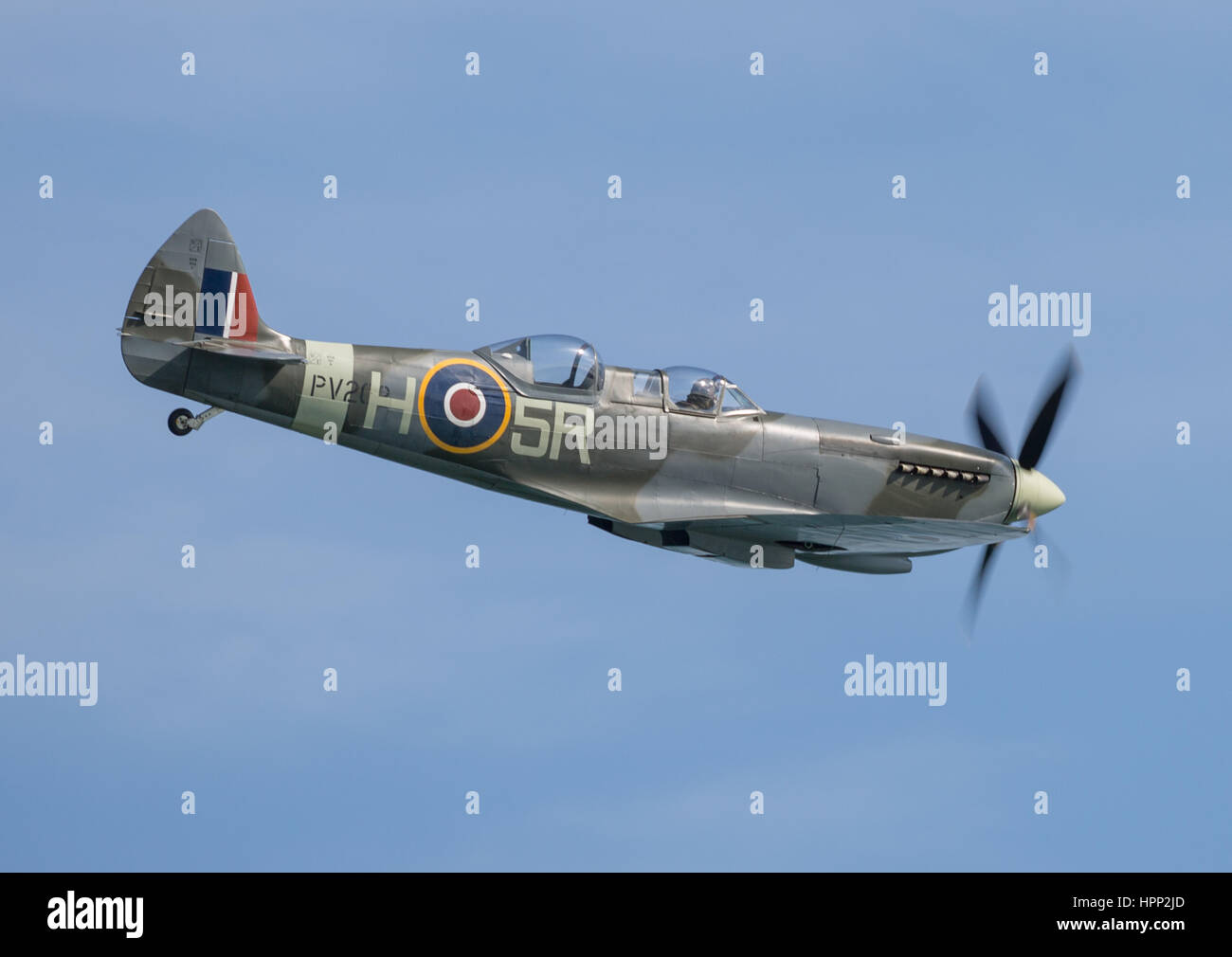 Zweibettzimmer Supermarine Spitfire Trainer Flugzeug fliegen in sonnigen wolkenlosen blauen Himmel Stockfoto