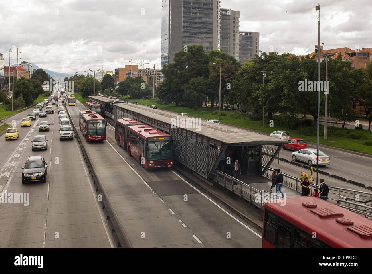 Bogotá - Kolumbien, 25. Januar. Transmilenio (BRT-System, das Bogota dient) in der Autopista Norte in Bogotá, Kolumbien am 25. Januar 2017. Stockfoto