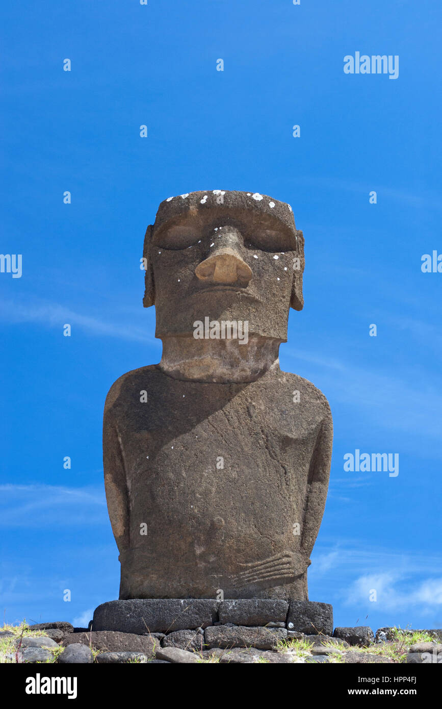 Moai bei Ahu Nao-Nao auf der Osterinsel (Rapa Nui) vor blauem Himmel Stockfoto