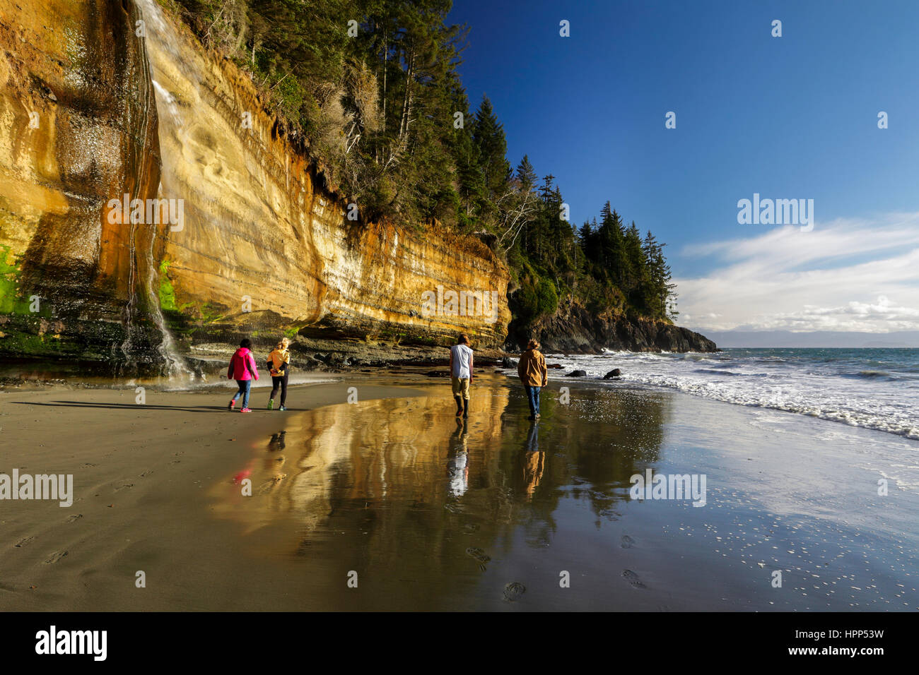 Menschen zu Fuß am Strand von Mystic auf sonnigen Winter Nachmittag-Jordan River, British Columbia, Kanada. Stockfoto