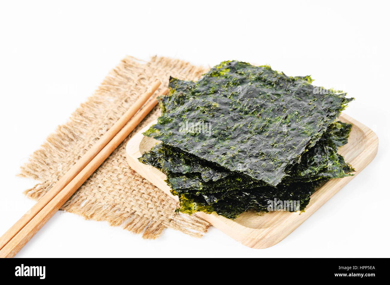 Japanisches Essen Nori trockenen Seetang Blätter mit Salz und Stäbchen auf weißem Hintergrund. Stockfoto