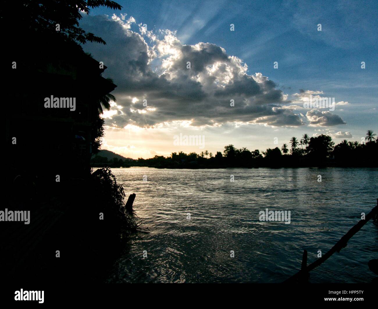 Blick auf Fluss Mekong während des Sonnenuntergangs mit Lichtstrahl Wolken blauer Himmel Stockfoto