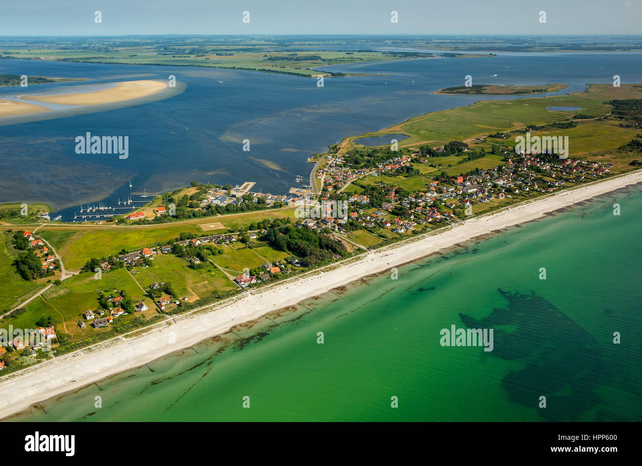 Sandy Beach, Bucht und Hafen von Vitte, Insel Hiddensee, Ostsee, Mecklenburg-Western Pomerania, Deutschland Stockfoto