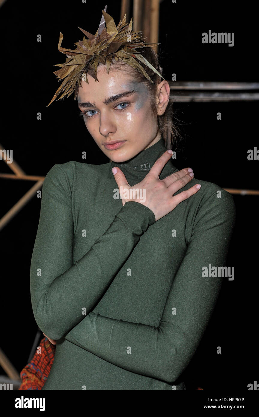 Mailand, Italien. 23. Sep, 2016. Ein Modell sieht man hinter den Kulissen vor Atsushi Nakashima zeigen Credit: Gaetano Piazzolla/Pacific Press/Alamy Live News Stockfoto