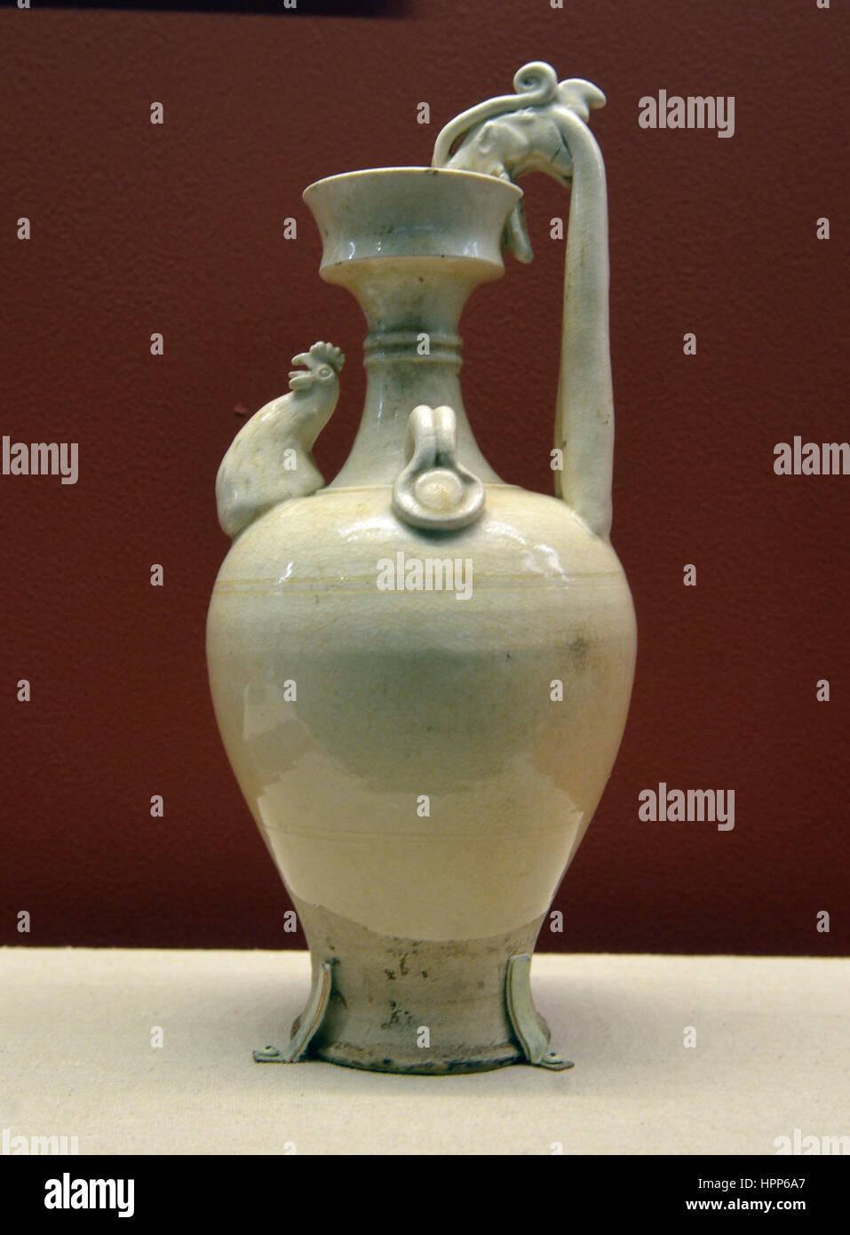 Keramische Weißware mit Huhn-Auslauf Ewer. Sui Dynastie (581-618 n.u.z.). National Museum of China Stockfoto