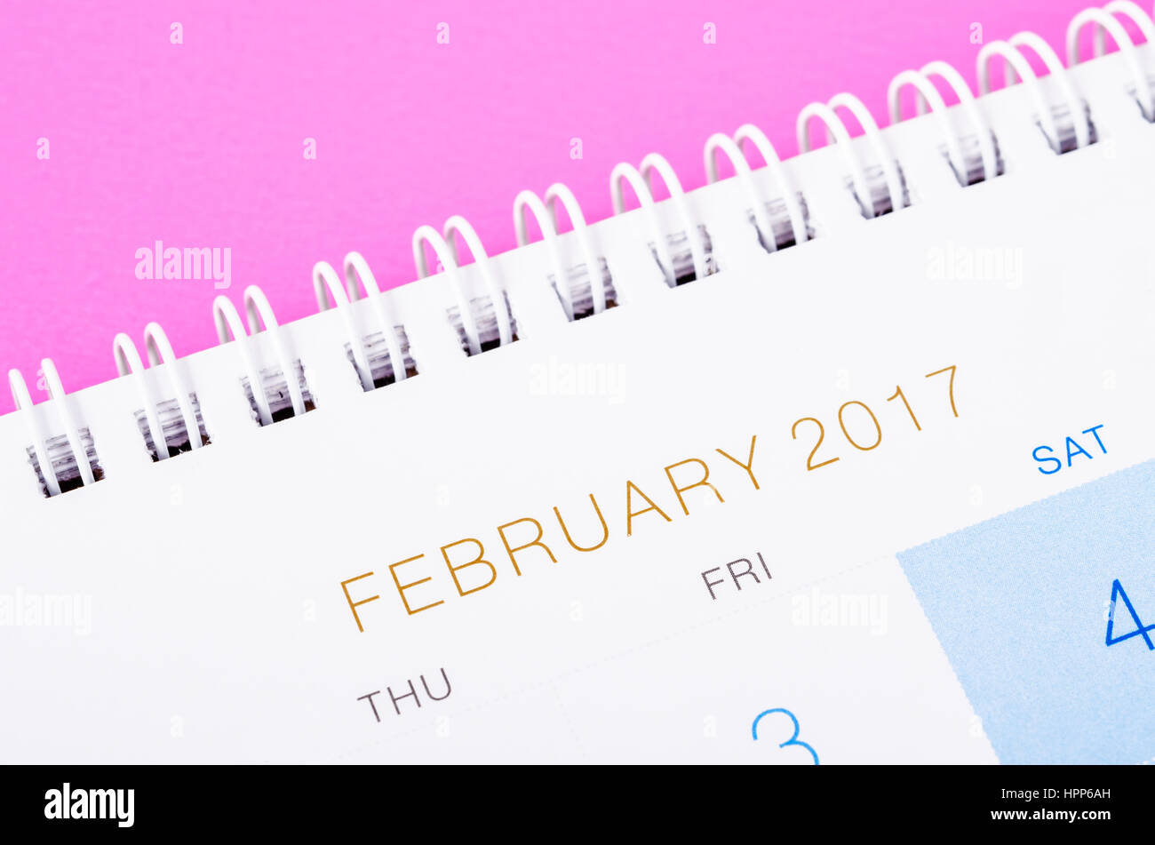 Close up Februar 2017 Kalenderblatt auf rosa Hintergrund. Stockfoto