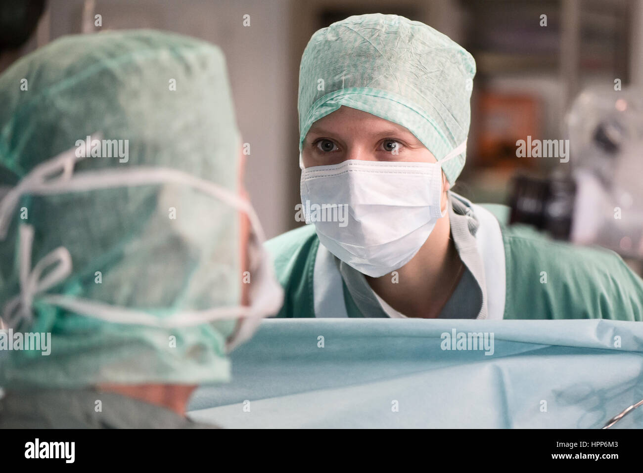 Zwei Chirurgen im OP-Saal Stockfoto