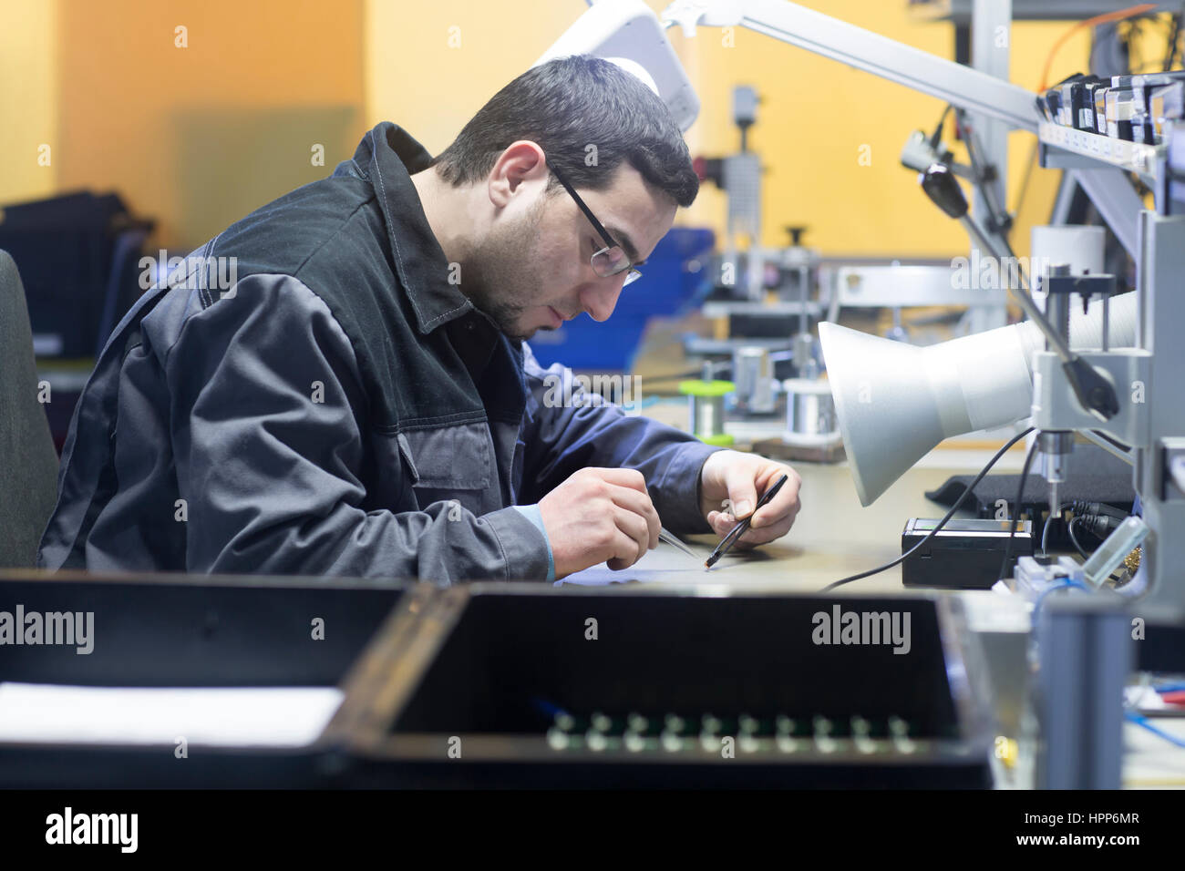 Mann arbeitet in einer Sensor-Technologie-Anlage Stockfoto