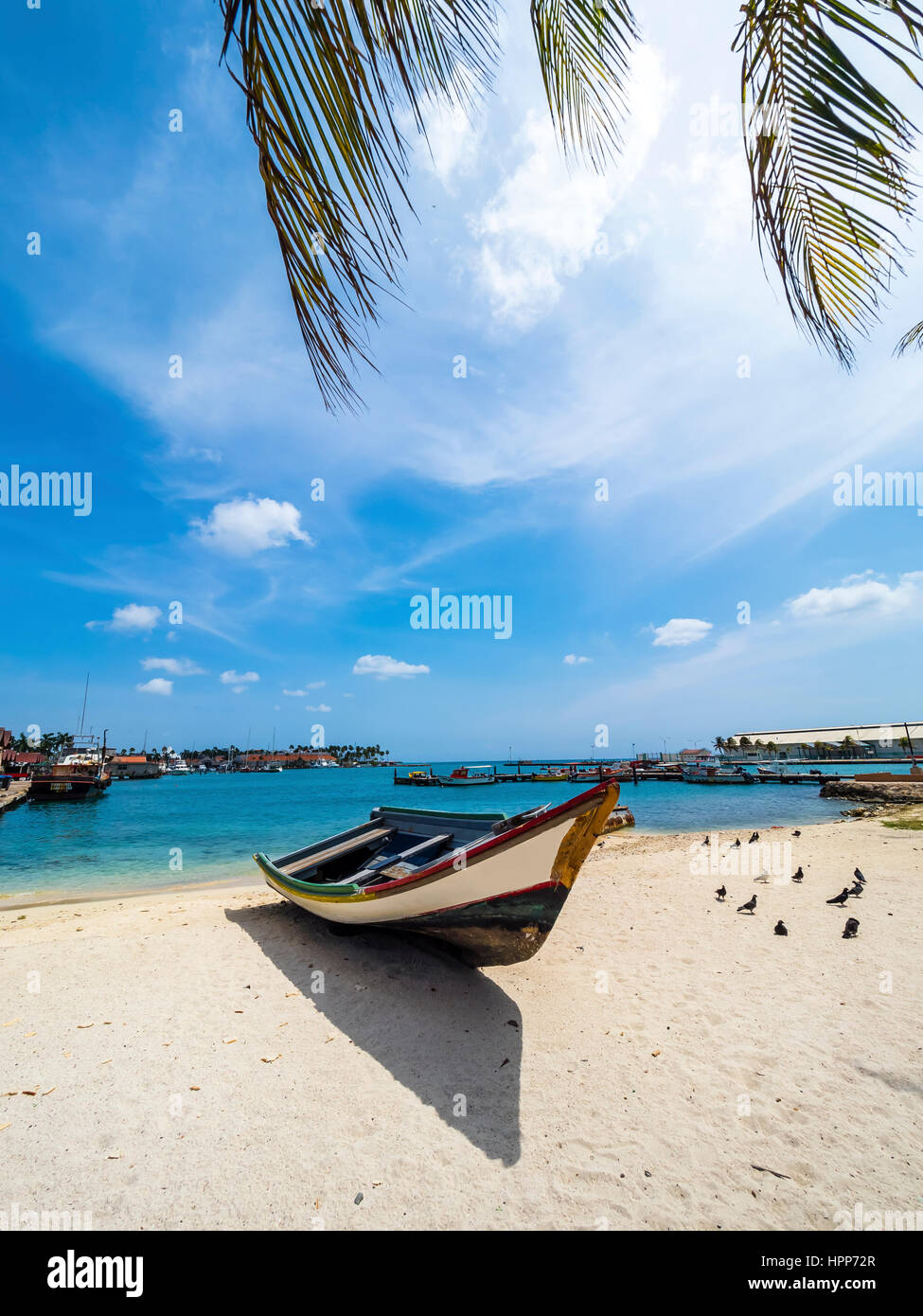 Oranjestad, Aruba-Boot am Strand Stockfoto