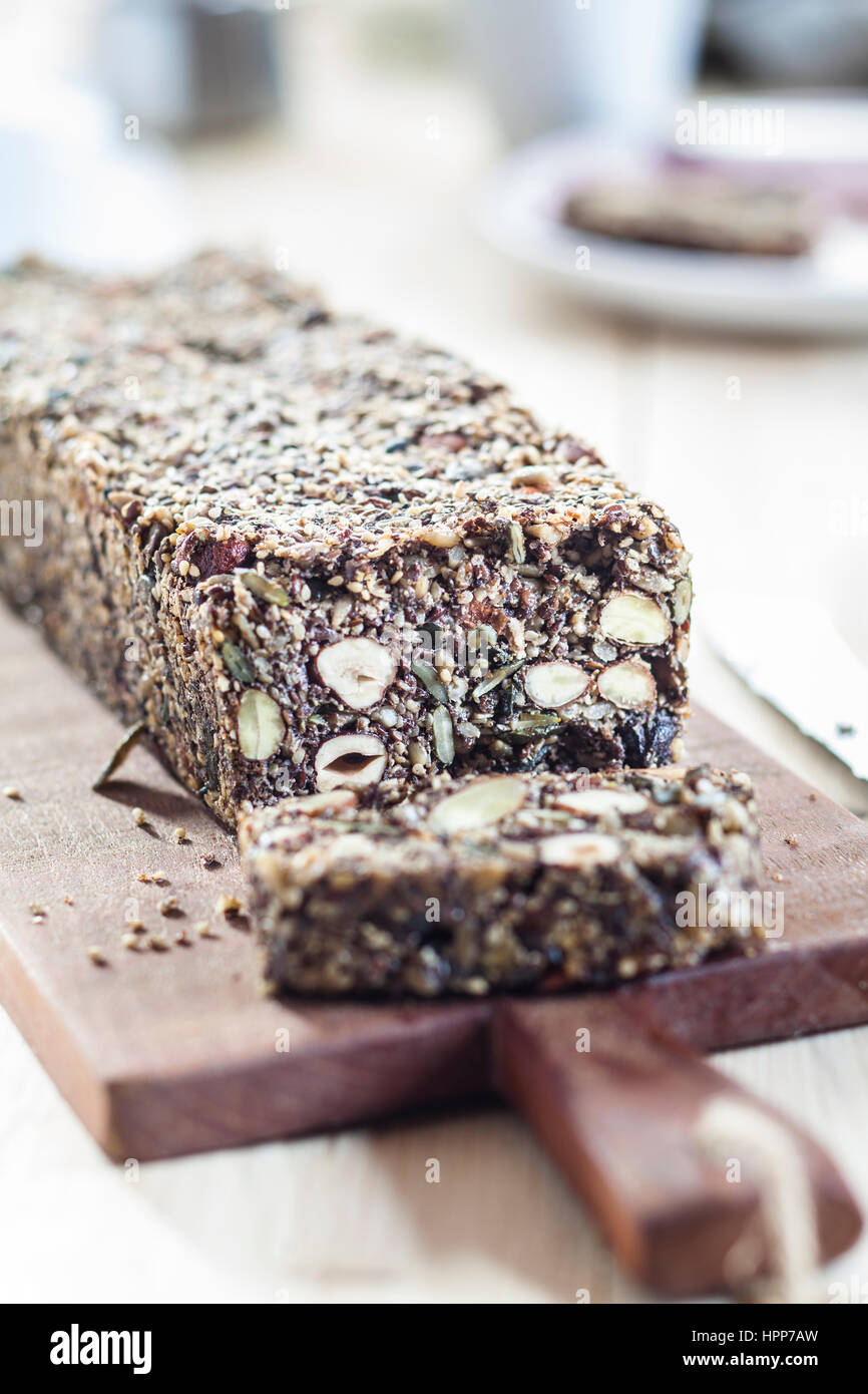 Selbst gebackene Vollkorn Gluten-Ree-Brot mit Nüssen und Samen auf Holzbrett Stockfoto