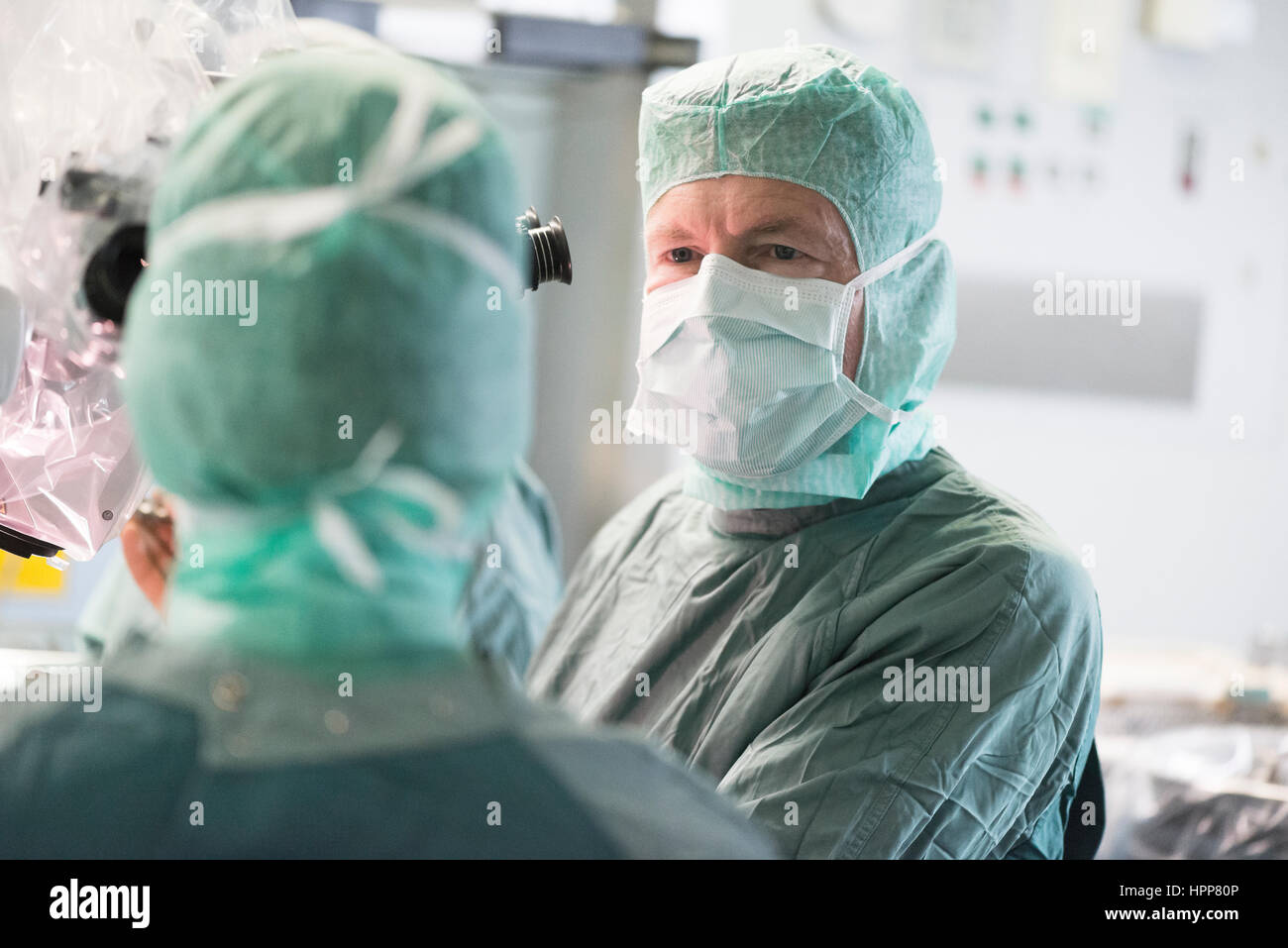 Neurochirurg consulting Kollegen während einer operation Stockfoto