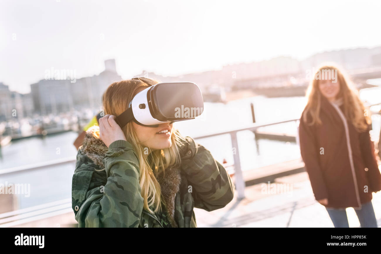 Teenager-Mädchen mit VR-Brille während ihr Freund beobachtete Stockfoto