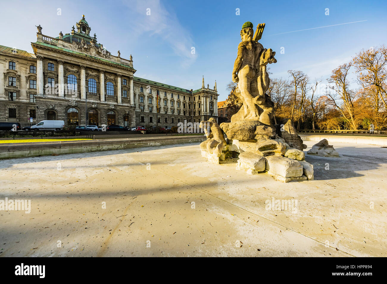 Deutschland, München, Blick zum Amtsgericht mit Neptun-Brunnen im Vordergrund Stockfoto