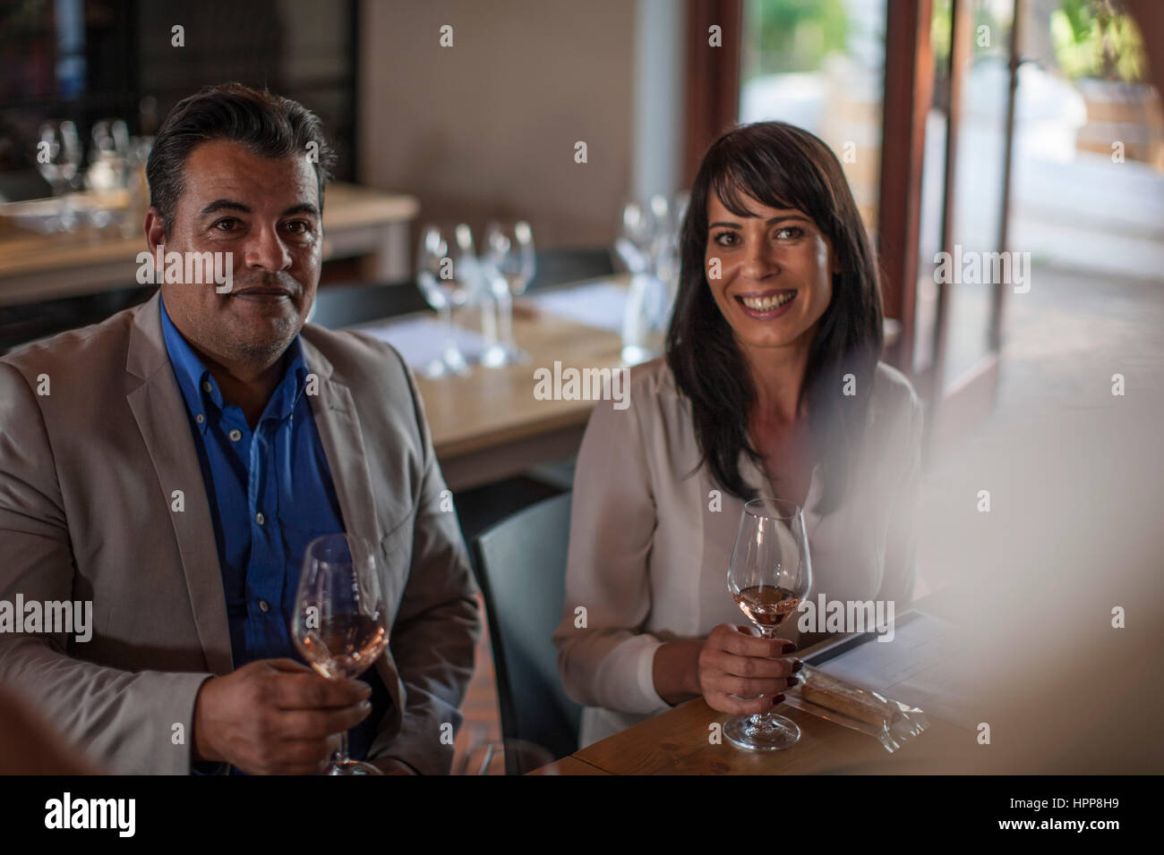Porträt von lächelnden Mann und Frau mit Weingläsern Stockfoto