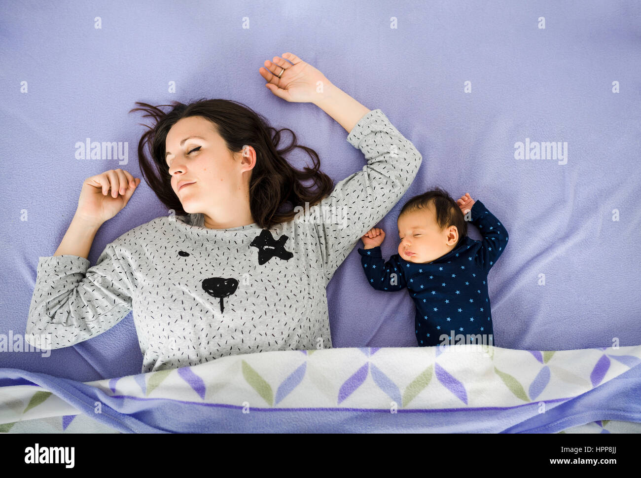Neugeborenes Babymädchen und Mutter im Bett schlafen Stockfoto