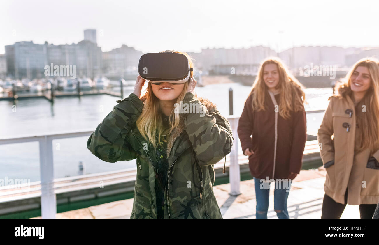 Teenager-Mädchen mit VR-Brille während ihre Freunde beobachtete Stockfoto