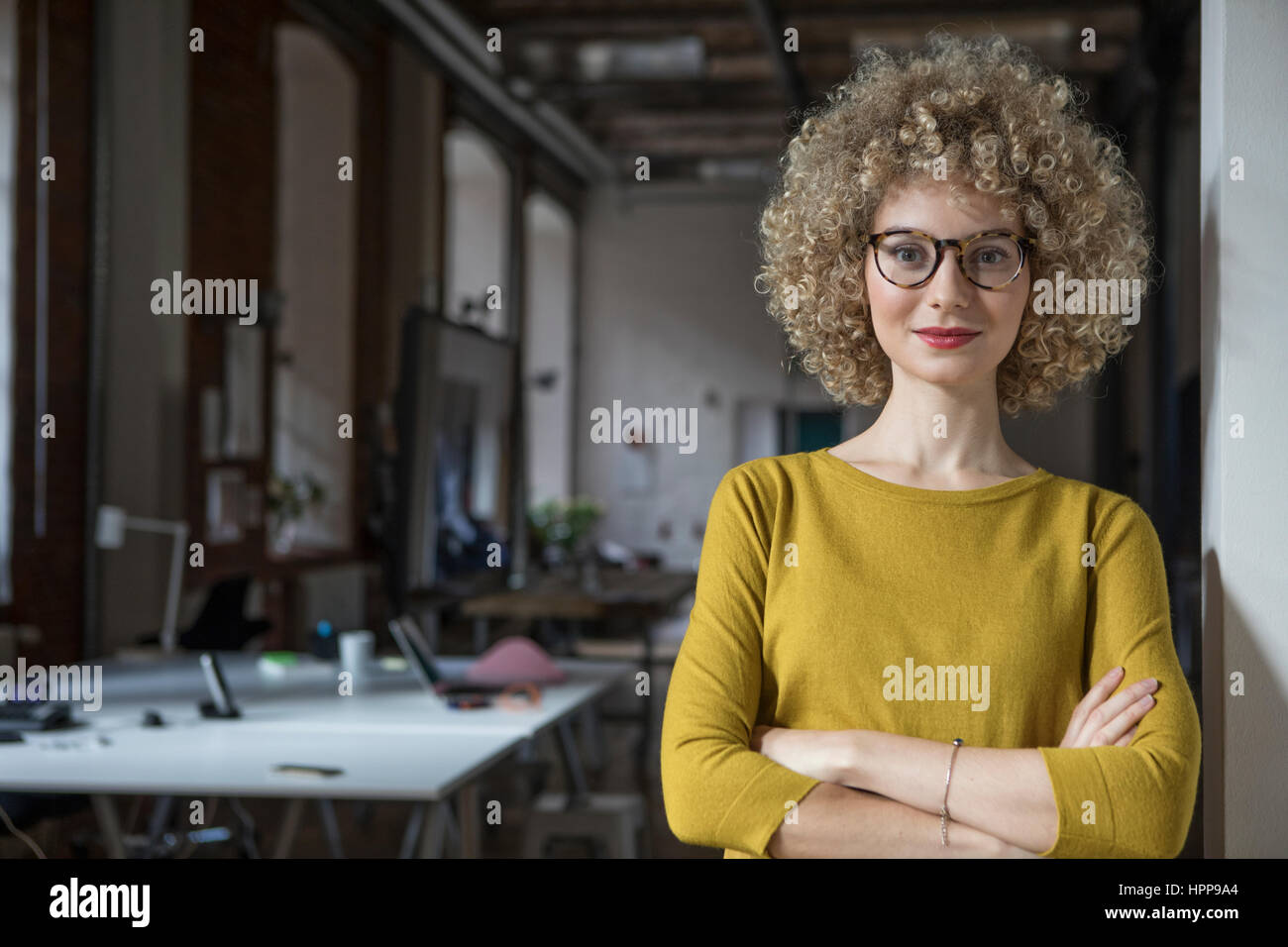 Porträt der selbstbewusste Frau im Büro Stockfoto