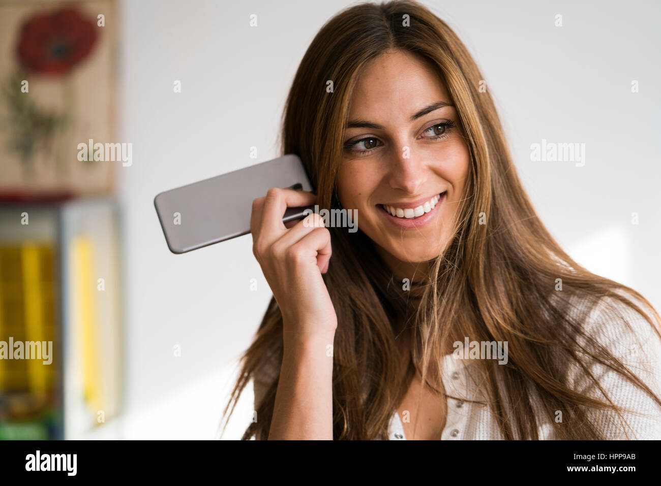 Lächelnde junge Frau mit Handy Stockfoto