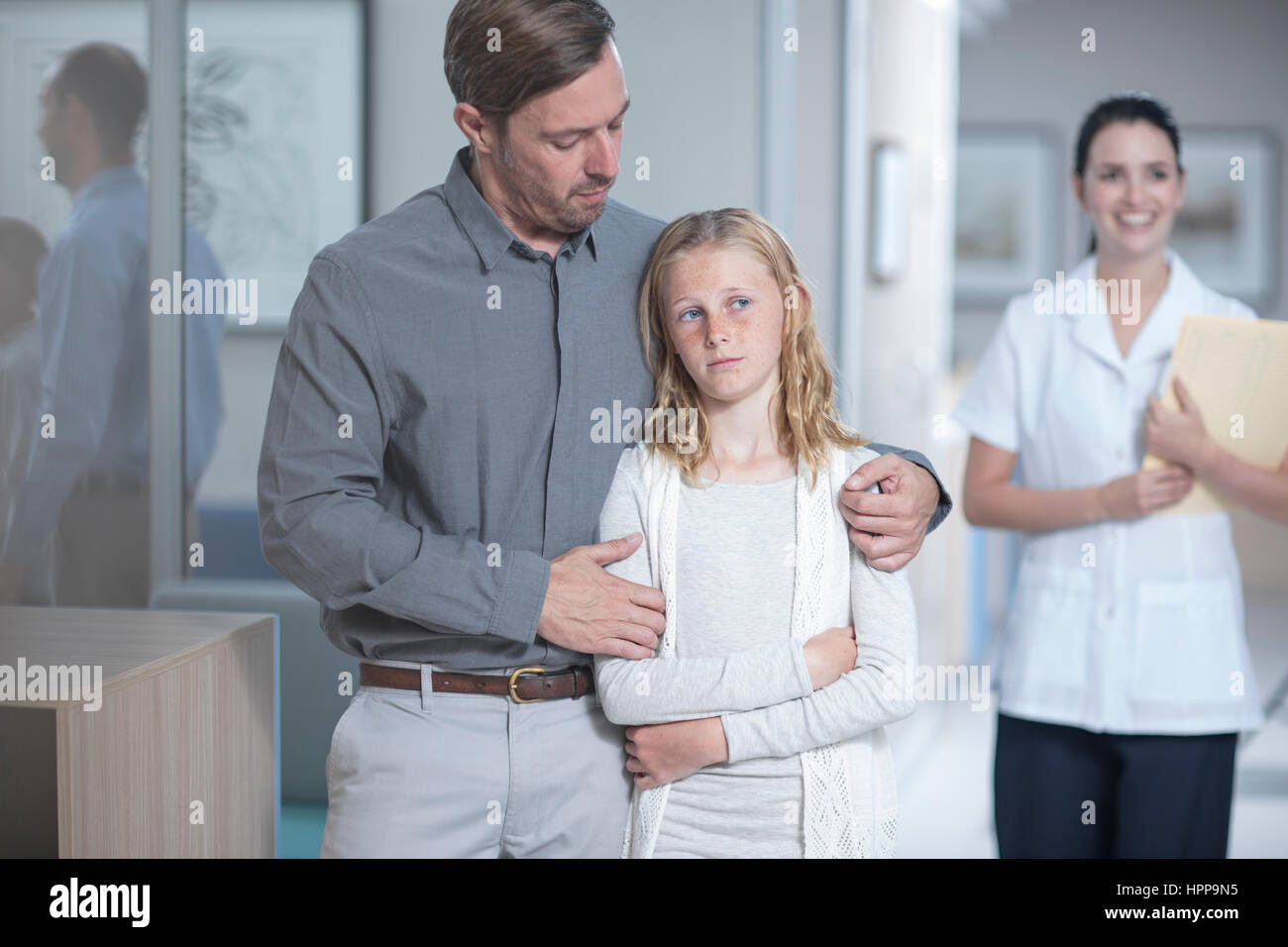 Guiding kranke Tochter Vater im Krankenhaus Stockfotografie - Alamy
