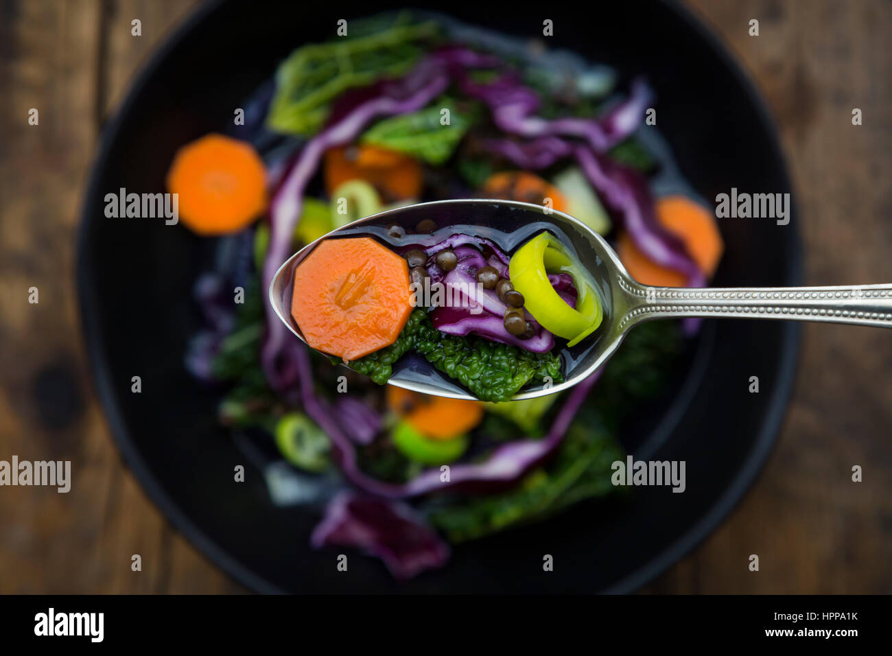 Löffel von Vegan-Kohl-Eintopf mit Linsen Stockfoto