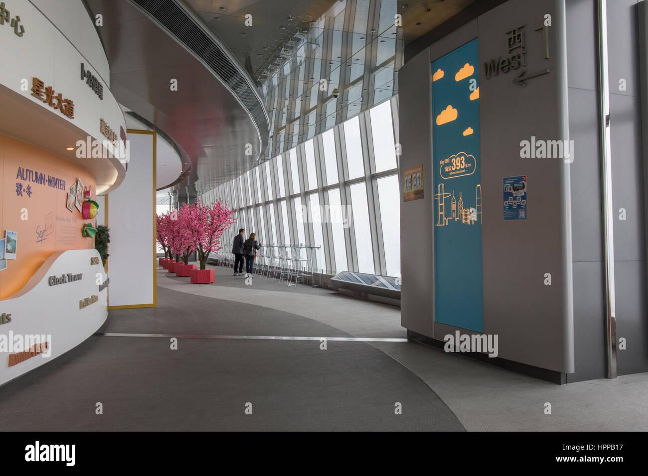 Besucher können die Aussicht von der 100 Etage des International Commerce Centre Wolkenkratzer bewundern. Stockfoto