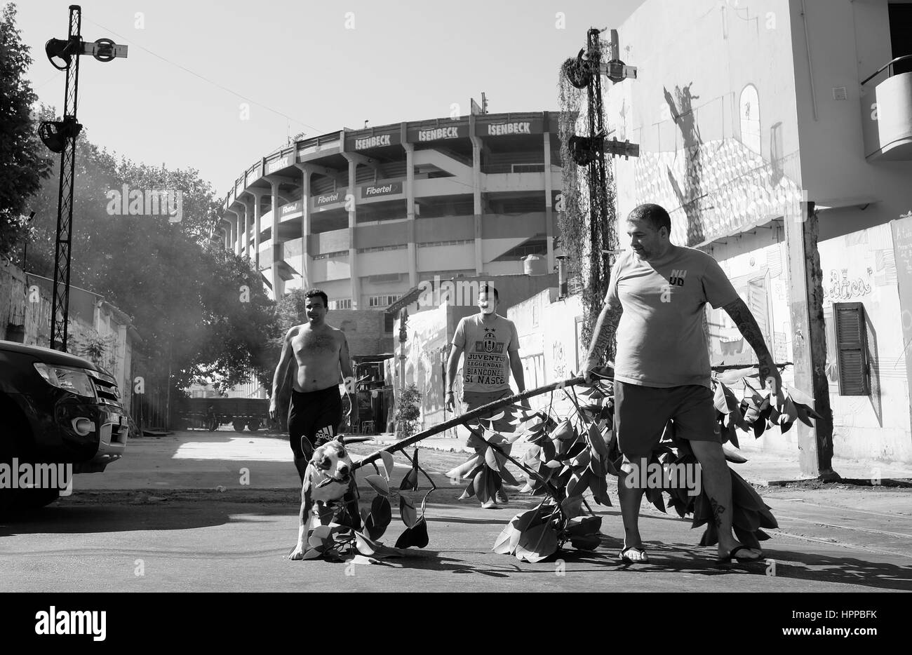 Mann geht seinen Hund in La Boca Nachbarschaft außerhalb La Bombonera das Stadion der Boca Juniors Buenos Aires, Argentinien. Bild von SAM BAGNALL Stockfoto