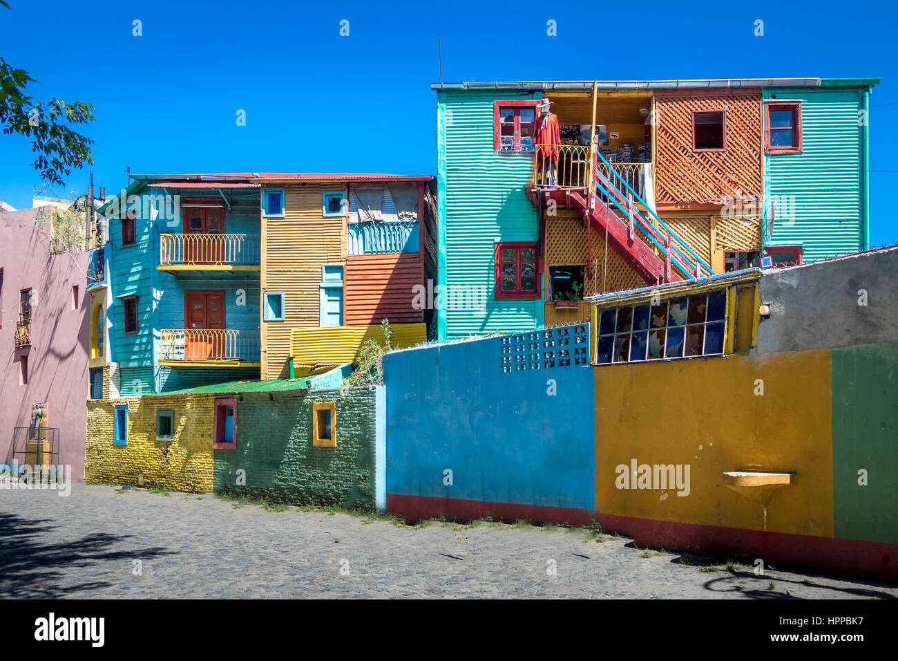 Bunte Gebäude der Straße Caminito in La Boca Nachbarschaft - Buenos Aires, Argentinien Stockfoto