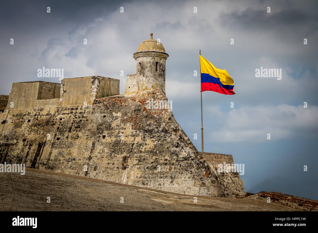 Castillo de San Felipe und kolumbianische Flagge - Cartagena, Kolumbien Stockfoto