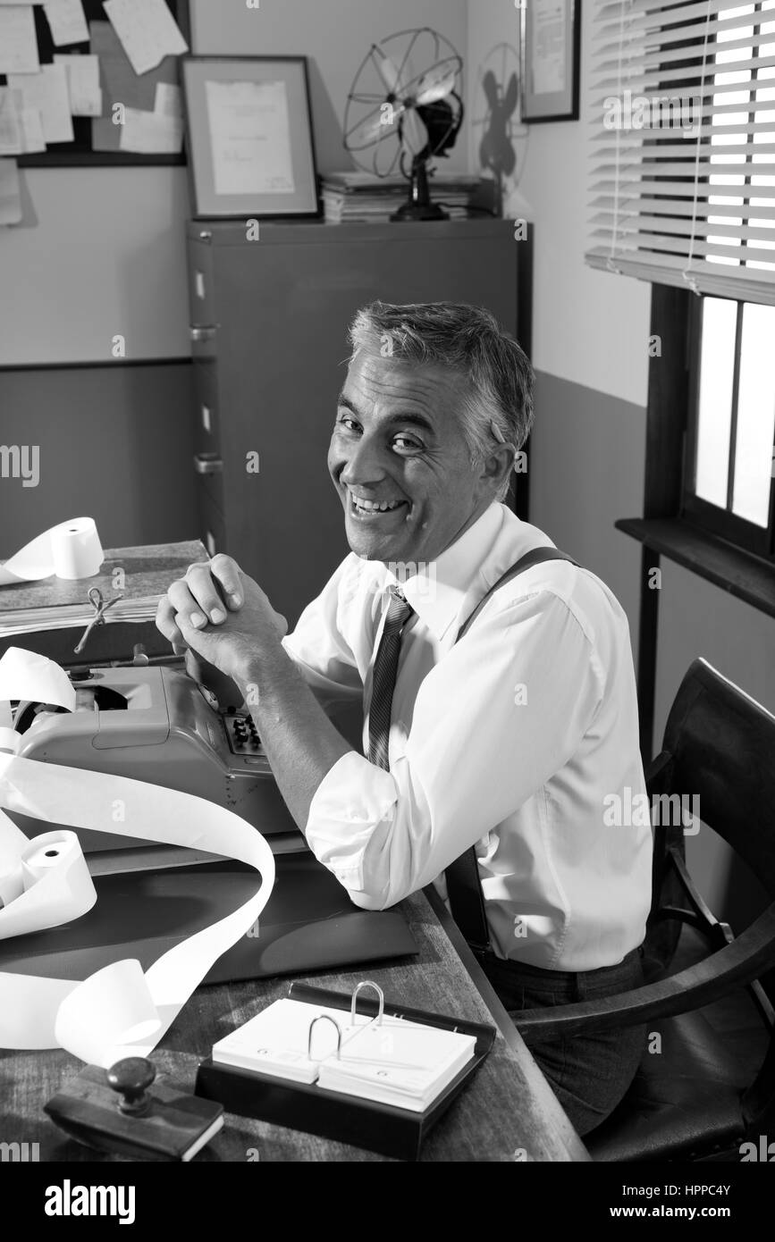 Lächeln professionelle Buchhalter arbeiten am Schreibtisch, Stil der 1950er Jahre Büro. Stockfoto