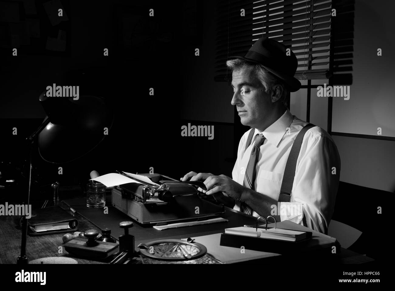 Professionelle schöne Reporter arbeiten am Schreibtisch, 1950er-Jahre Stil. Stockfoto