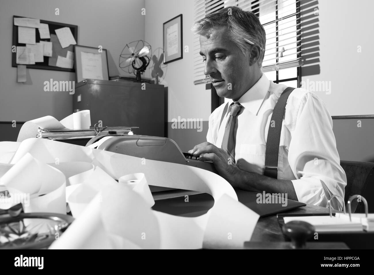 Professionelle Buchhalter mit dem Hinzufügen von Maschine Band in Vintage Büro arbeiten. Stockfoto